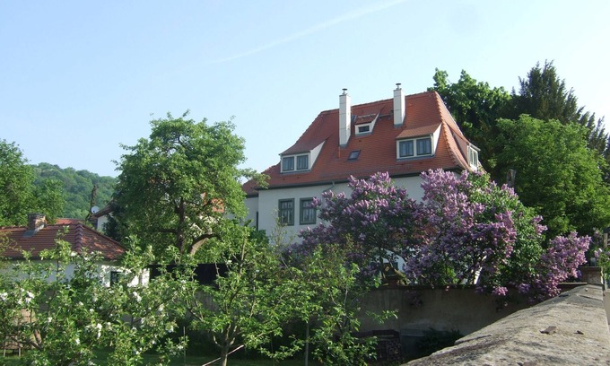 Oberloßnitz Apartment | Relaxing Getaway at Winzerhaus - Spa, Pool & Pet Friendly