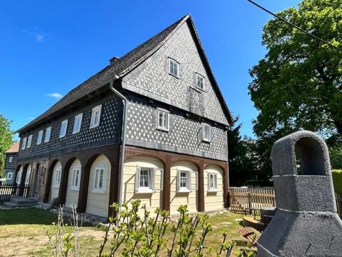 Grossschoenau House | Relaxing Ferienhaus Hexe: Whirlpool, Sauna & Garden Escape
