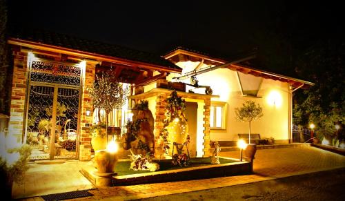 Roddi Apartment | Relaxing Wellness Suite Na' Canuna' with Hot Tub & Pool