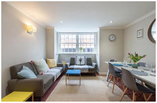 Wells House | Relaxing Wells City Centre Mews House for Family Getaways