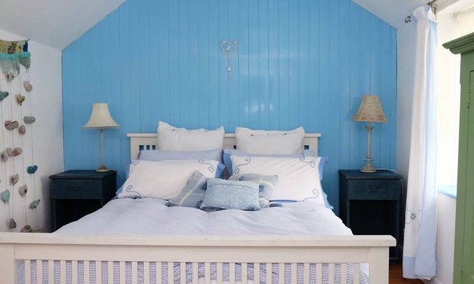 Helston Cottage | Cozy Wellspring Cottage Near Kynance Cove with Breakfast