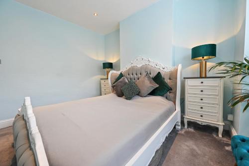 Wembley Central House | Wembley Opulence House - Oceanfront Retreat with Spa & Breakfast