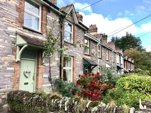 Caernarfon House | Wenallt: Highly Rated Pet-Friendly Retreat for Families