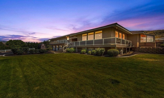 East Wenatchee Villa | Wenatchee Mansion: 9.6/10 Rated with Pool & Theater