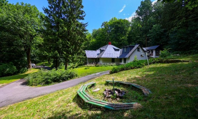 Nagyoroszi Bed & Breakfast | Wenckheim Vadászház: Pet-Friendly Retreat with Hot Tub