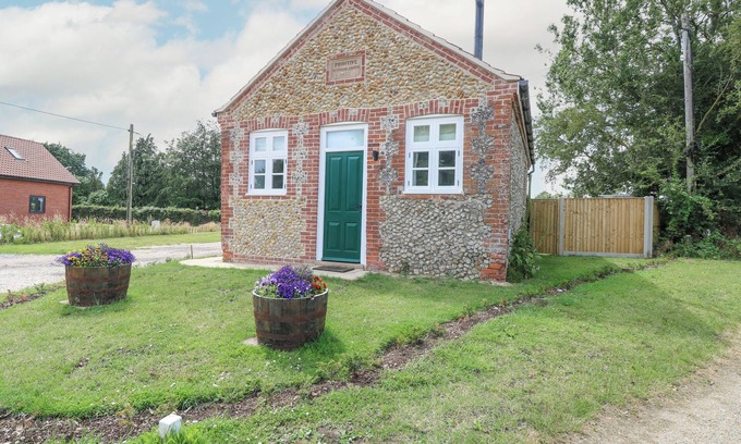 Dereham House | Welcoming Wensum Spring: Pet-Friendly Cottage in Fakenham