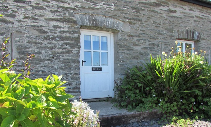 Boncath Cottage | Discover Wernddofn: Guest Rated 9.8, Family-Friendly Amenities