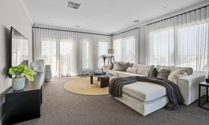 Werribee House | Werribee Gem: Family Getaway with Netflix & Breakfast