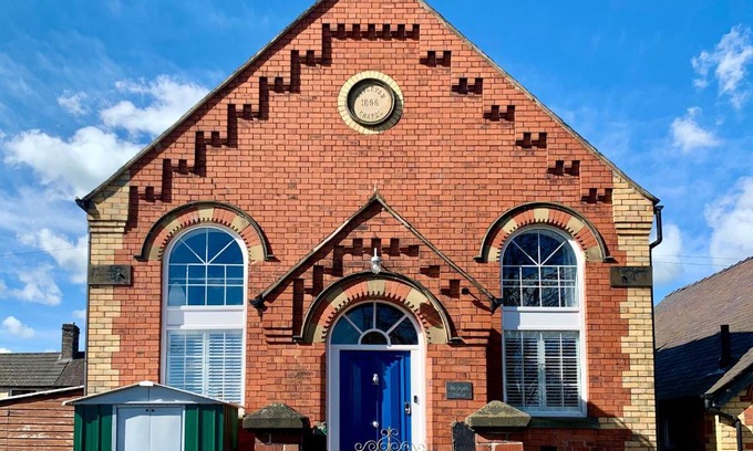 Gobowen House | Wesleyan House: Family & Pet Friendly with a 9/10 Rating