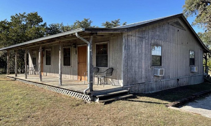 Bandera Bed & Breakfast | Relaxing Retreat at West 1077 Guest Ranch - Hackberry Room