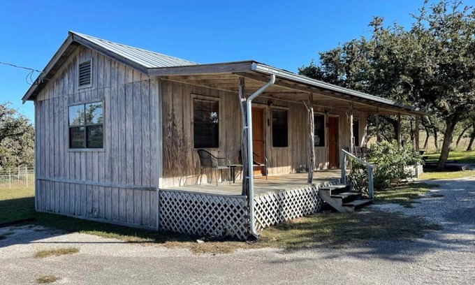 Bandera Bed & Breakfast | Relax at West 1077 Guest Ranch - Red Oak Room Awaits