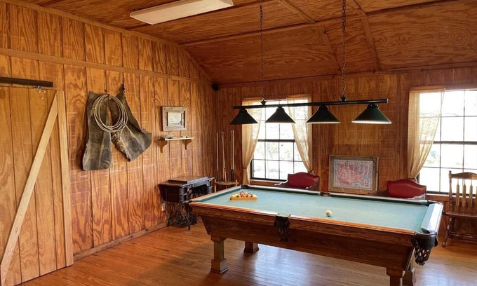 Bandera Bed & Breakfast | Relax at West 1077 Guest Ranch - Red Bud Room Awaits