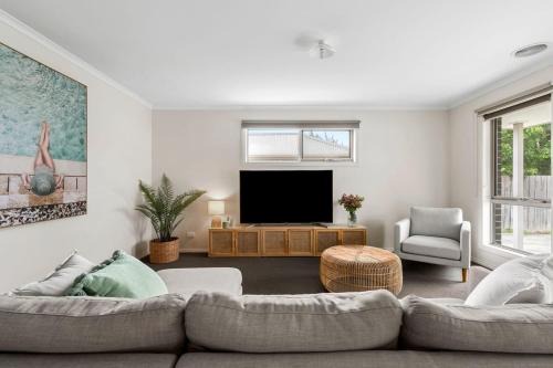 Geelong West House | Explore West Addis: 4-Star Stays with Pet-Friendly Perks