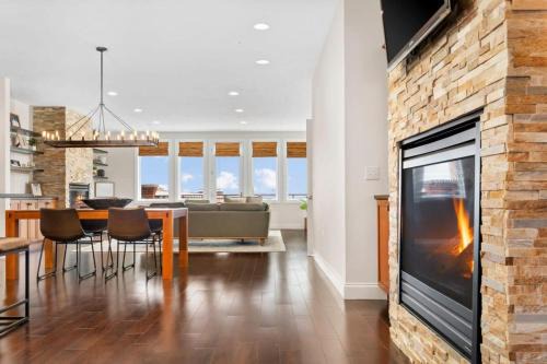 Traverse City Apartment | Discover West Bay Overlook: A 4-Star Downtown Retreat