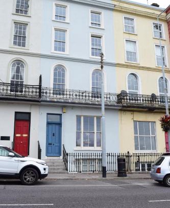 Cobh House | West Beach House: Breathtaking Sea Views & Family Friendly