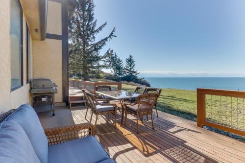 Oak Harbor House | Pet-Friendly Haven at West Beach Waterview, 4-Star Gem
