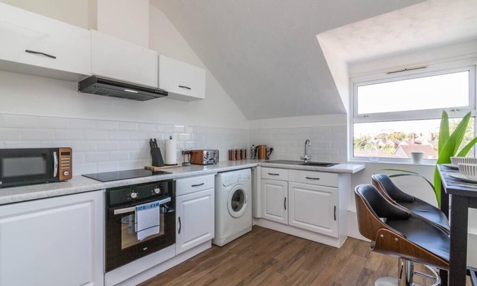 West Bridgford Apartment | Discover West Bridgford 2-Bed Flat with Family Amenities