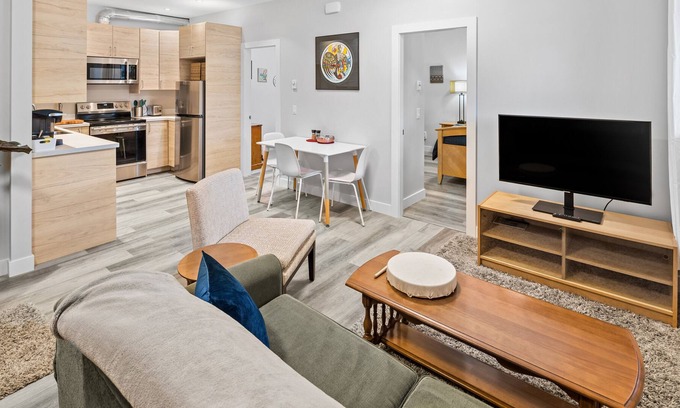Brentwood Bay Apartment | West Coast Suite by Iris Properties
