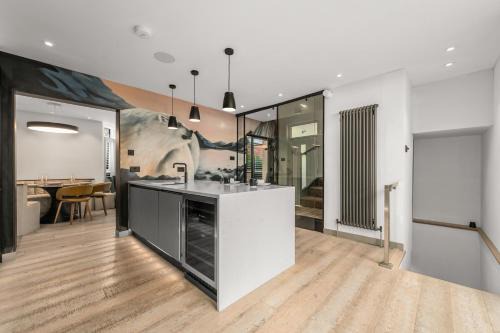 Didsbury House | West Didsbury Retreat l Cinema l Sleeps 8