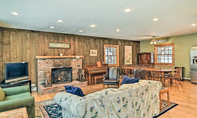 West Dover House | Cozy West Dover Home with Deck Near Mount Snow Attractions