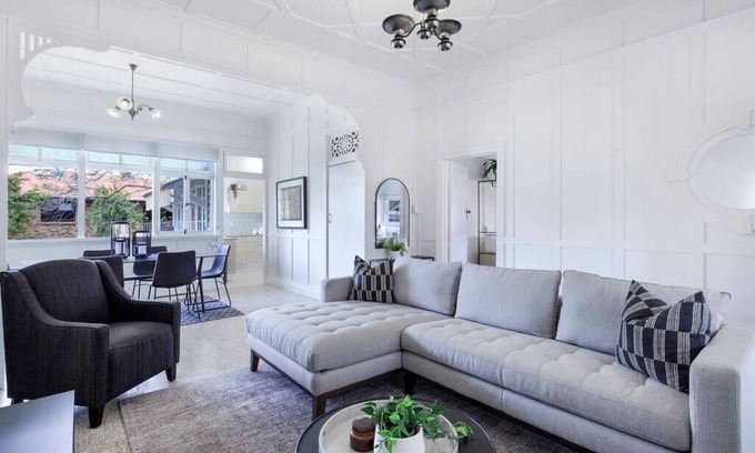 West End House | West End Retreat: 5-Bedroom Oasis Near CBD, Pet Friendly