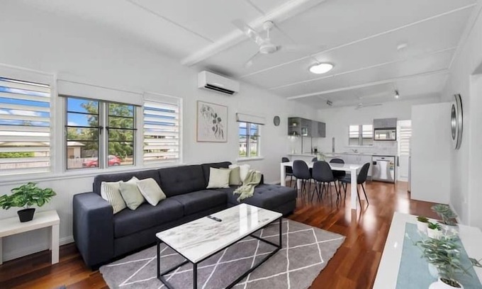 West End House | Guest Rated 10/10: Central 2 Bedroom Home in West End