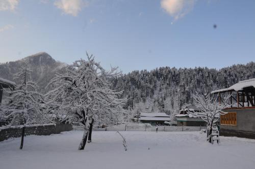Muzaffarabad House | Discover West End Lodges: Family-Friendly with Breakfast