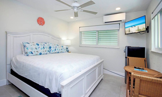 Tradewinds Cottage | Beachside Oasis: Cozy Room with Ocean View and Kitchen