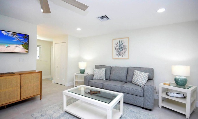 Tradewinds Cottage | Serene West End Paradise Suite with Ocean Views and Kitchen