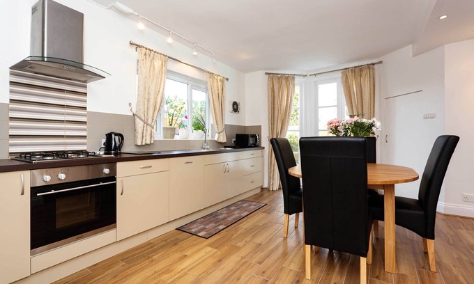 West Hampstead House | Discover Comfort at West Hampstead, by Veeve