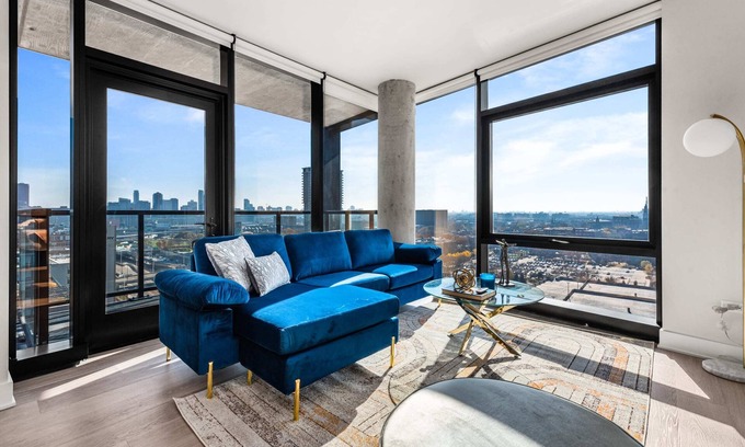 West Loop Apartment | Cloud9 Corner Apartment: Gym, BBQ & Family Friendly Stay