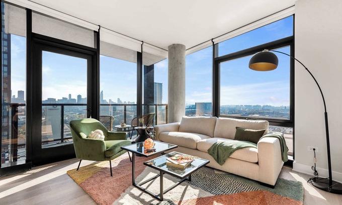 West Loop Apartment | Elevate Your Stay at Cloud9: Co-Working & Gym Access