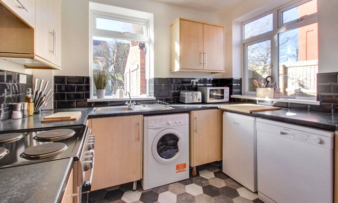 Cradley Heath House | West Midlands Contractor Stay: 10/10 Rated with Parking!