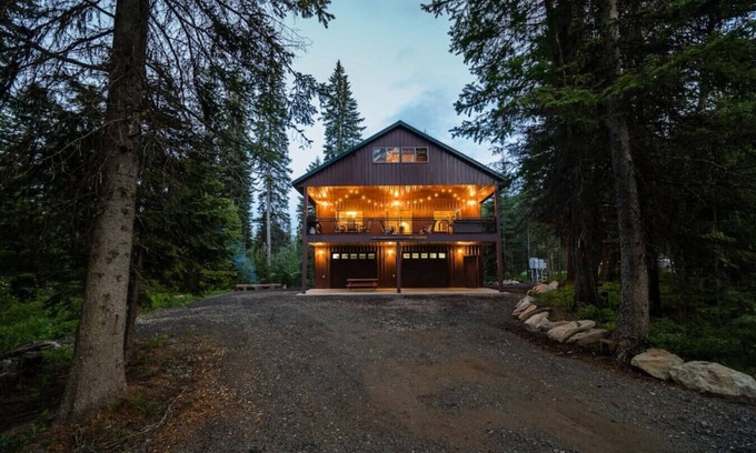 Tamarack Resort Apartment | Cozy Mountain Retreat with Hot Tub and Family-Friendly Perks