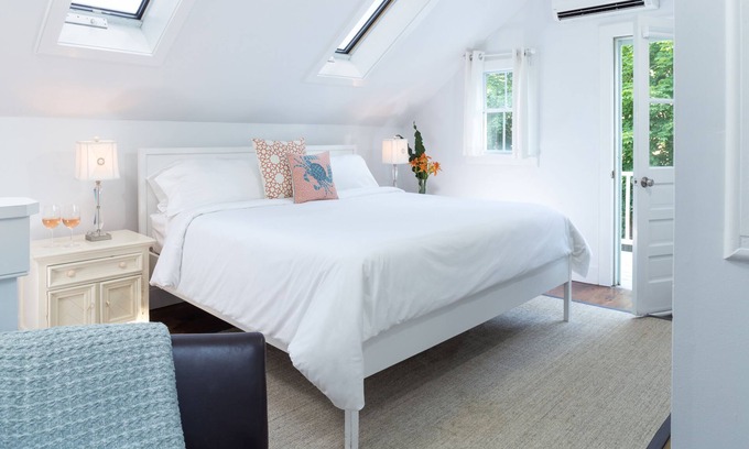 Shelter Island Heights Bed & Breakfast | Welcoming West Neck Guesthouse with Pool and Restaurant