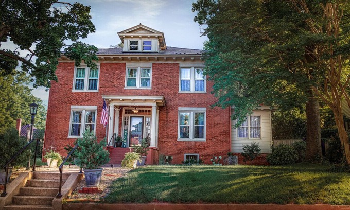 West Fairfax House | Pet-Friendly 4 BR House Steps from Downtown Attractions