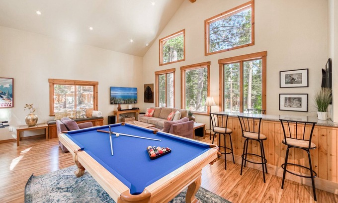 Sunnyside House | Private West Pine Retreat: Hot Tub, Pool Table & Pet Friendly