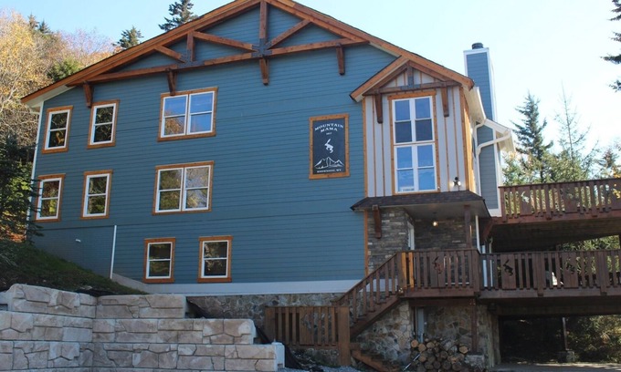 Snowshoe House | West Ridge #107: Ski-In/Ski-Out Retreat with Hot Tub