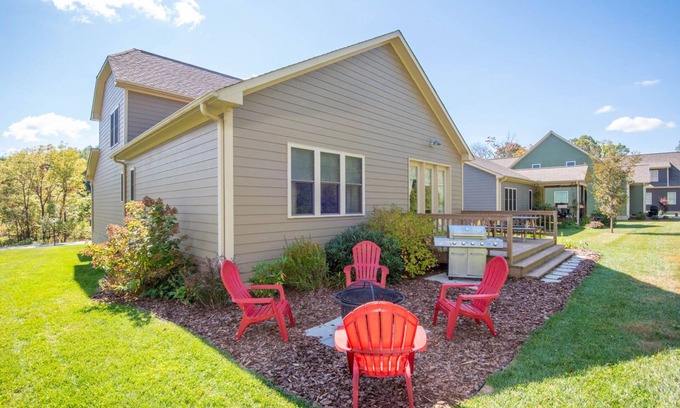 West Jefferson House | Inviting West Town Way - Downtown Home with Fireplace & Kitchen