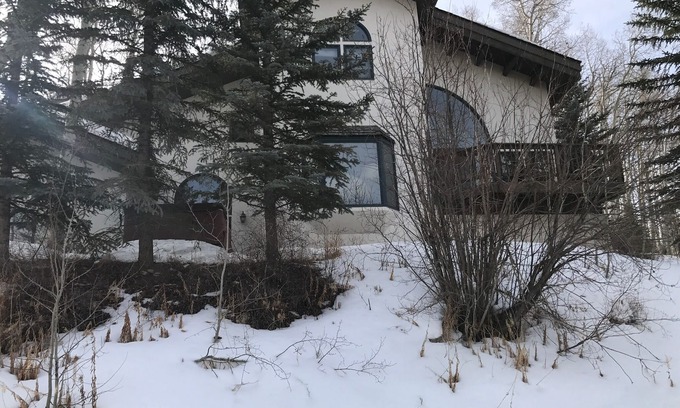 Highland Meadows House | West Vail Mountain Retreat: Pet-Friendly with Scenic Views
