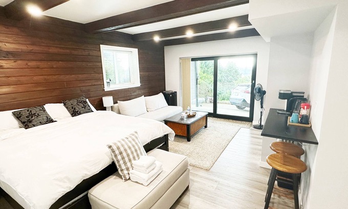 West Vancouver House | Oceanview One-Bedroom Suite with Independent Entrance
