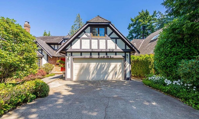 Caulfeild Villa | Cozy West Vancouver Single House with Child-Friendly Amenities