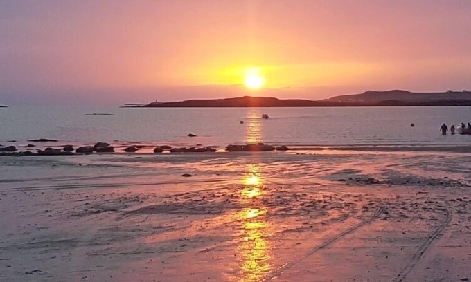 Rhosneigr Cottage | Discover West View: Oceanfront Paradise with Pool & Breakfast