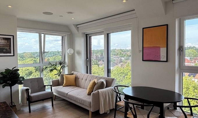 Coombe Hill Apartment | West Wimbledon, 2 Bedroom Luxury Stay, Free parking, Gym, Working Room