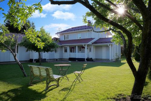 Vaasa Bed & Breakfast | Pet-Friendly Getaway at Westbay Inn - Rated 9/10 by Guests