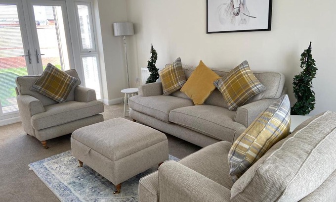Milton Keynes House | Ideal Holiday Homes in Milton Keynes with Family-Friendly Amenities