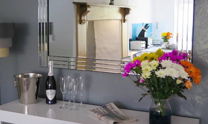 Barnstaple Cottage | Discover Westeria Cottage: Family-Friendly with Breakfast