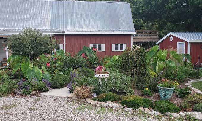 Lowder House | Top-Rated Western Barn: Family-Friendly with Breakfast Included