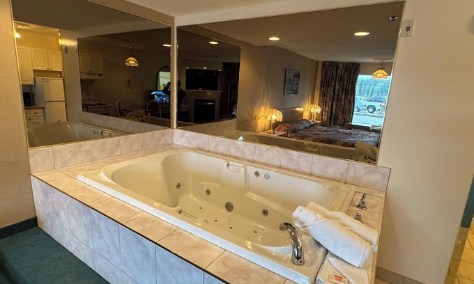 Whitecourt Hotel | Comfortable Western Budget Motel Whitecourt with Pool & Dining
