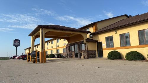 Grinnell Hotel | Budget-Friendly Super 8 by Wyndham Grinnell IA with Pool